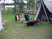 Vikingahövdingen LäderTommy hugger ved  för att hålla värmen!