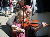 Kristin lär Tilda spela fiol!