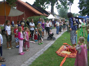 Filippa, Tilda and Gabriella tryed to juggle