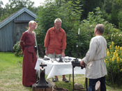 Carita och Peter begrundar smedens arbete