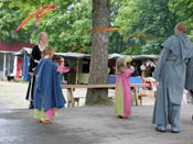 Millan learns Filippa and Tilda how to handle the poi!