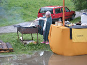 Tilda steker pannkakor i regnet!